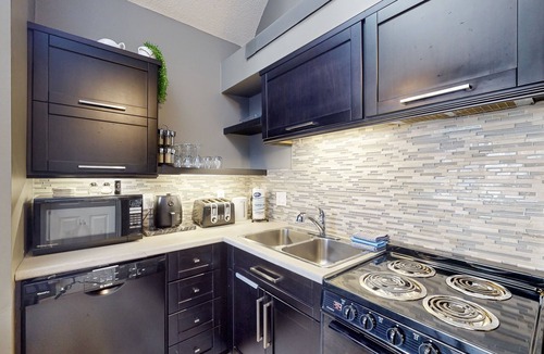 Craigleith House | Steps to ski loft with fireplace & deck + seasonal pool. hot tub, & tennis