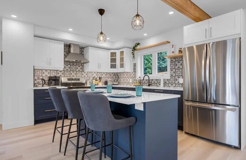 Port Weller House | Steps to Sunset Beach Wine Country + Falls Access Pet‑Friendly Retreat