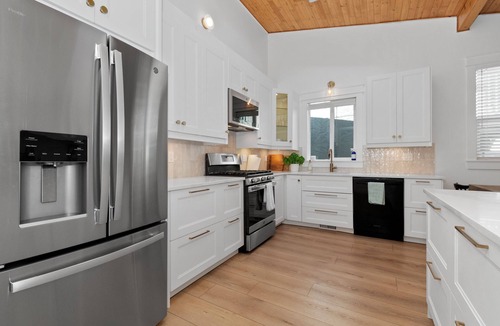 Cultus Lake House | Steps to the beach, waterslides, amusement park & golf course!