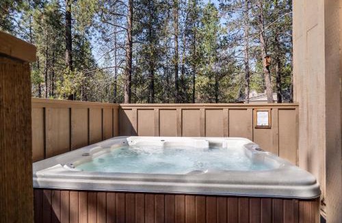 Sunriver Ski Chalet | Steps to Village-SHARC-Hot Tub-Bikes-AC-DogOK