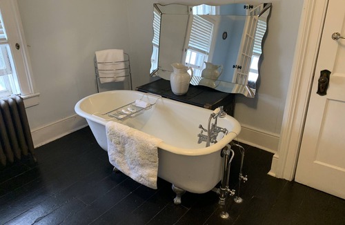 Essa Bed & Breakfast | Stevenson Inn & Spa