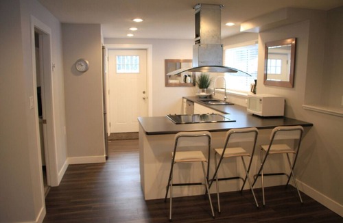 Clearwater Apartment | Stoneshire Obsidian Suite for 2 walking distance to Dutch Lake & waterfalls