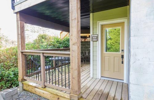 Ucluelet House | Storm Bay, Modern 1 Bed Suite and Chefs Kitchen