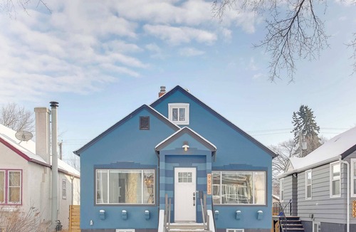 Edmonton House | Strathcona. Sleeps 6. Steps from Whyte Ave.