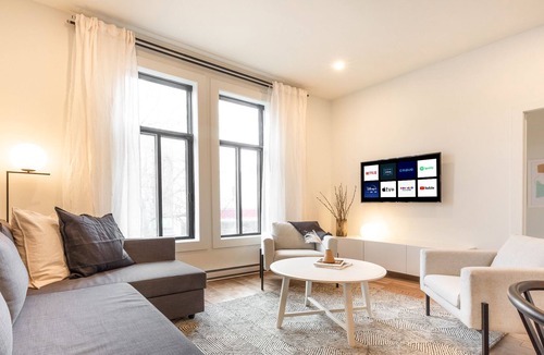 Hochelaga Apartment | Strawberry Stays! Secret to sweet dreams!