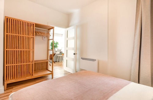 Hochelaga Apartment | Strawberry Stays! Secret to sweet dreams!