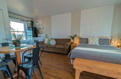Ste Anne de Beaupre Apartment | Studio 5 | 2 Min Waterfront | BBQ & Fireplace