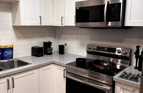 Walkerville Apartment | Studio Apartment | close to Windsor-Detroit Tunnel