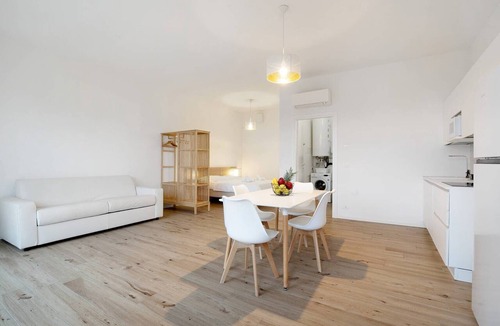 Lido di Jesolo Apartment | Studio Apartment 'Open Space 2' with Shared Garden, Wi-Fi and Air Conditioning