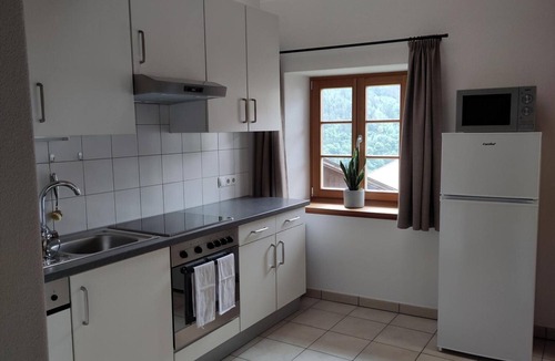 Feldthurns Apartment | Studio Apartment 'Rose' with Garden View, Shared Terrace and Wi-Fi - Schrotthof Schrambach