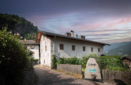 Feldthurns Apartment | Studio Apartment 'Rose' with Garden View, Shared Terrace and Wi-Fi - Schrotthof Schrambach