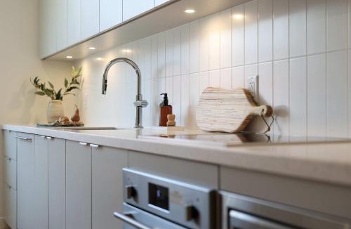 Rossland Apartment | Studio At The Crescent Sleeps 2 to 4