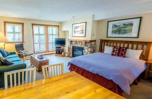 Sun Peaks Cabin | Studio bedroom apartment in village centre, ski in/out