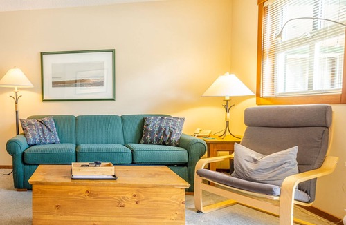 Sun Peaks Cabin | Studio bedroom apartment in village centre, ski in/out