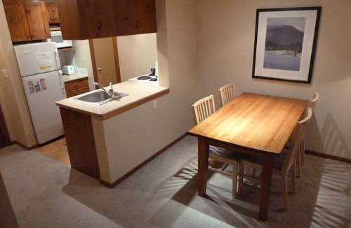 Sun Peaks Cabin | Studio bedroom apartment in village centre, ski in/out