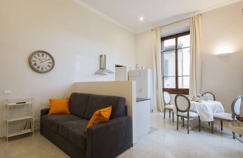 Santa Croce Apartment | Studio Iris in piazza Beccaria in Florence by Mmega