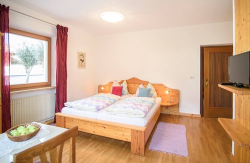 St. Pauls Apartment | Studio Apartment 'Peter Paul Penegal' with Mountain View and Shared Terrace