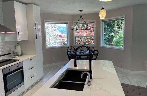 Cobble Hill House | Stunning 11 acre estate - Luxury View Home - Pet Friendly * Swim Spa *