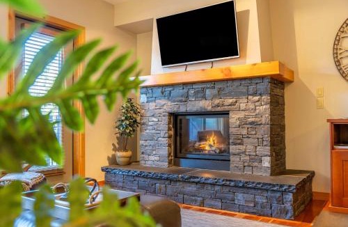 Canmore Apartment | Stunning 2bd hot tub walking distance to downtown