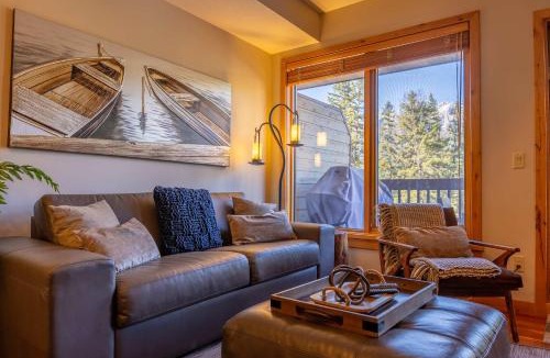 Canmore Apartment | Stunning 2bd hot tub walking distance to downtown