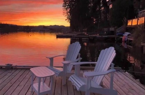 Regional District of Nanaimo House | Stunning 3 Bedroom Lakefront Villa in the City