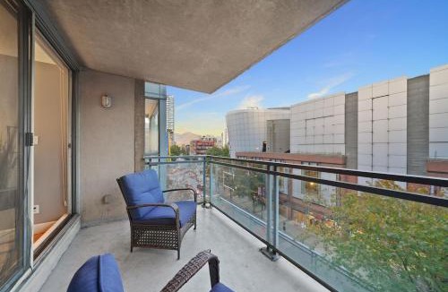 Gastown Apartment | Stunning 3-BR in Downtown with Free Parking