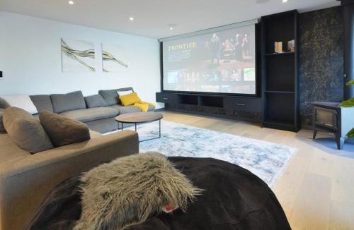 Alcona House | Stunning 3BR Lakefront Cottage Sauna Fireplace
