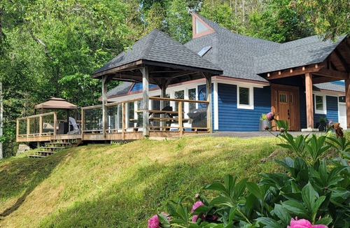 Queensbury House | Stunning 4-season, private lakeside getaway near Mactaquac Provincial Park.