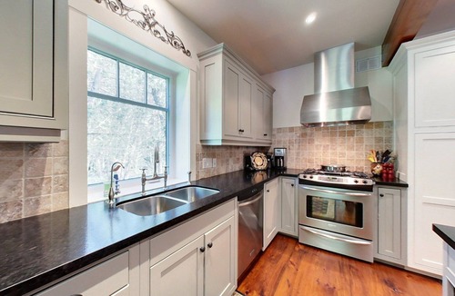 Clearview House | Stunning Buckingham Chalet - Minutes to Blue Mountain with Pool