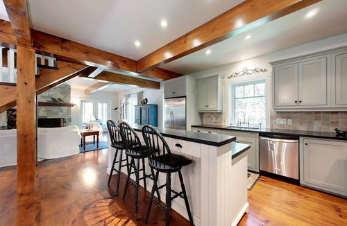 Clearview House | Stunning Buckingham Chalet - Minutes to Blue Mountain with Pool