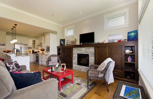 Regional District of Nanaimo House | Stunning Cottage in Quiet Community by the Beach!