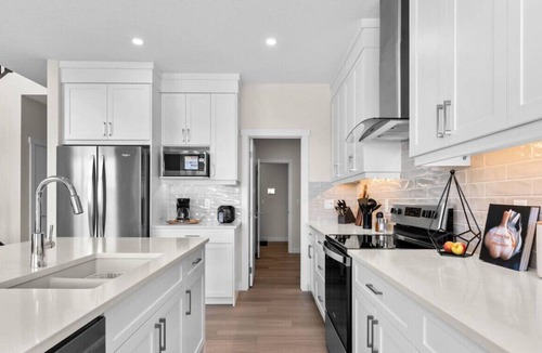 Airdrie House | Stunning Executive Home » Central AC » King Bed