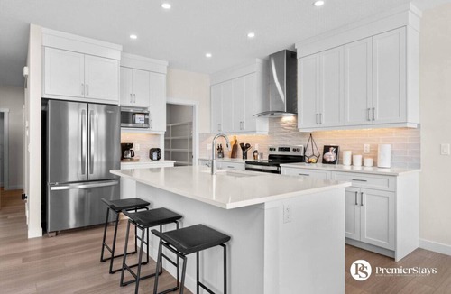 Airdrie House | Stunning Executive Home » Central AC » King Bed