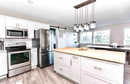 Langford House | STUNNING HOME WITH AMAZING VIEWS NEAR THE CITY
