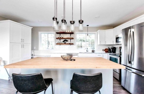 Langford House | STUNNING HOME WITH AMAZING VIEWS NEAR THE CITY