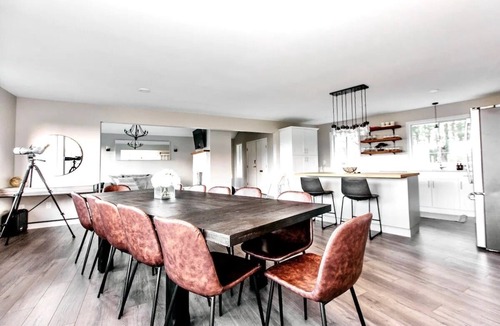 Langford House | STUNNING HOME WITH AMAZING VIEWS NEAR THE CITY