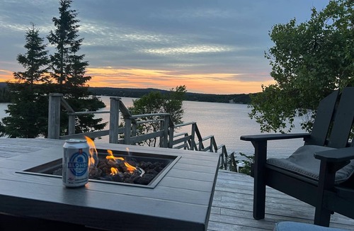Burnt Cove House | Stunning Lakeside Retreat in Tors Cove – Nature Lover’s Paradise!