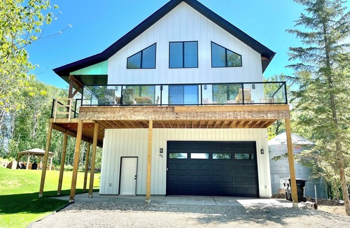 Silver Sands Cottage | Stunning Lakeview Cottage at Lake Ilse * Games Room * 5 mins to Seba - Sleeps 15