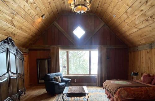 King House | Stunning Loft in the Heart of King Township