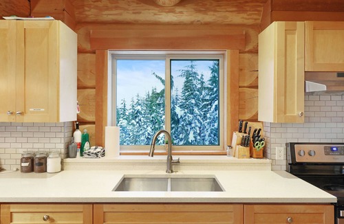 Courtenay Ski Chalet | Stunning Log Mount Washington Chalet with Breathtaking Views of Strathcona Park