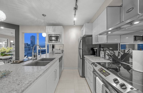 Crosstown Apartment | Stunning modern luxury 2 bedroom, 2 bath condo rental