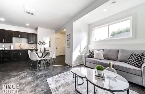 Jasper Place House | Stunning Modern Suite - King Bed - NFLX - WiFi!
