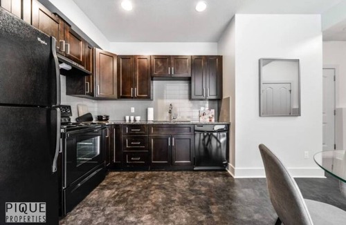 Jasper Place House | Stunning Modern Suite - King Bed - NFLX - WiFi!
