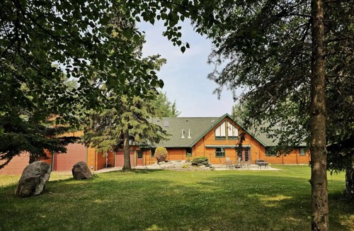 Central Alberta Cabin | Stunning Private Lakefront Lodge - Sleeps 16 - Check iGuide