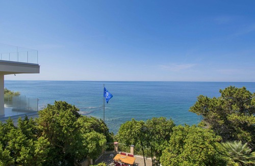 Quercianella Villa | Stunning private villa for 9 guests with WIFI, TV, patio and pets allowed