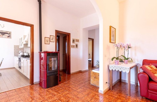 Pitigliano House | Stunning private villa for 5 guests with A/C, WIFI, TV and patio