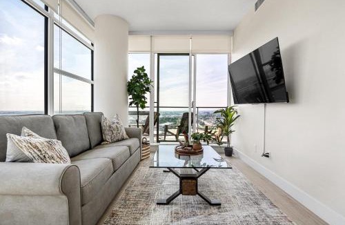 Victoria Park House | Stunning Rocky Mountain & DT Skyline Views! Near Stampede, Saddledome, BMO Centre! FREE Banff Pass, Wine, & Parking!