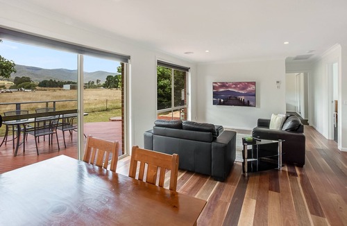 Porepunkah House | Stunning rural views of the Alpine region, a spacious modern unit for all...