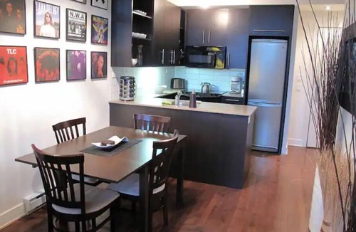 International District Apartment | STUNNING URBAN LOFT-GREAT AMENITIES & ROOFTOP POOLn