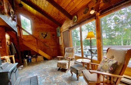 Tors Cove Cabin | Stunning Water View ✨ Alcove Chalet On A Pond
